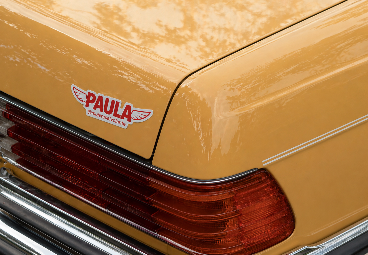 Auto amarillo — sticker Paula